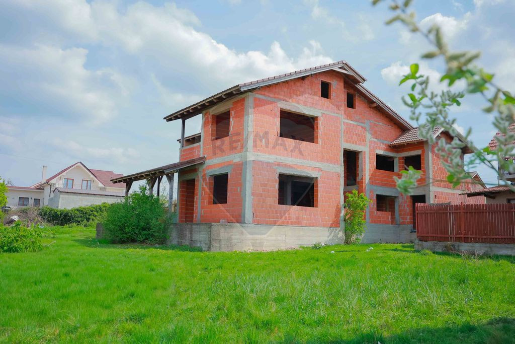 De vânzare proprietate cu două clădiri la roșu, Cord?...