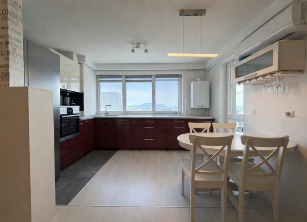 Apartament 3 camere, decomandat - zona Garii