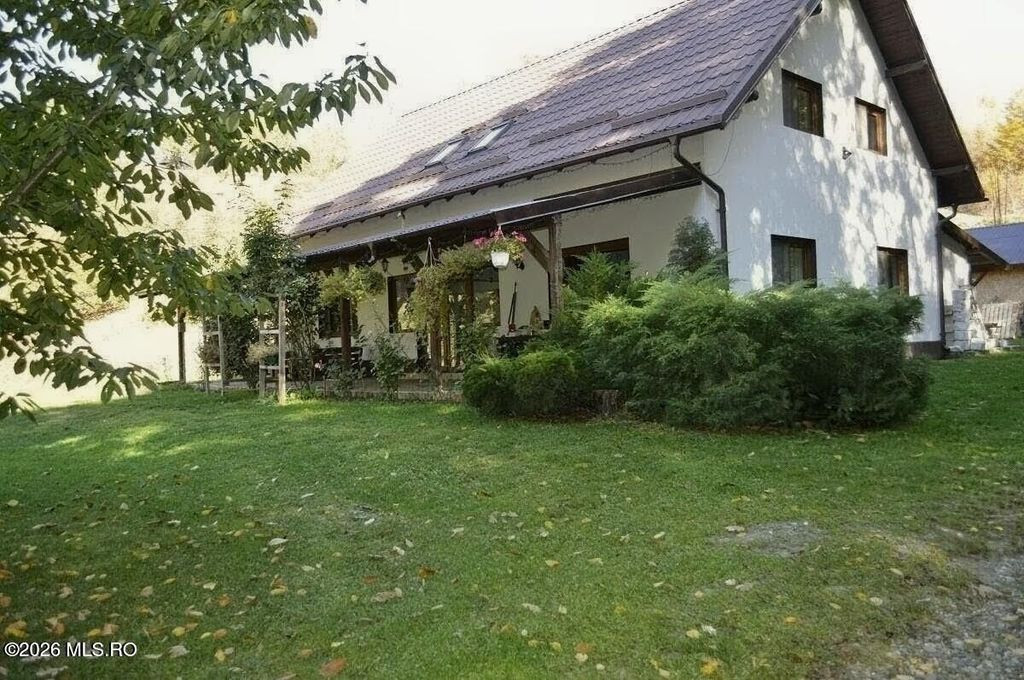 Topoloveni - Casa cu teren 1500 mp langa padure, garaj, a...