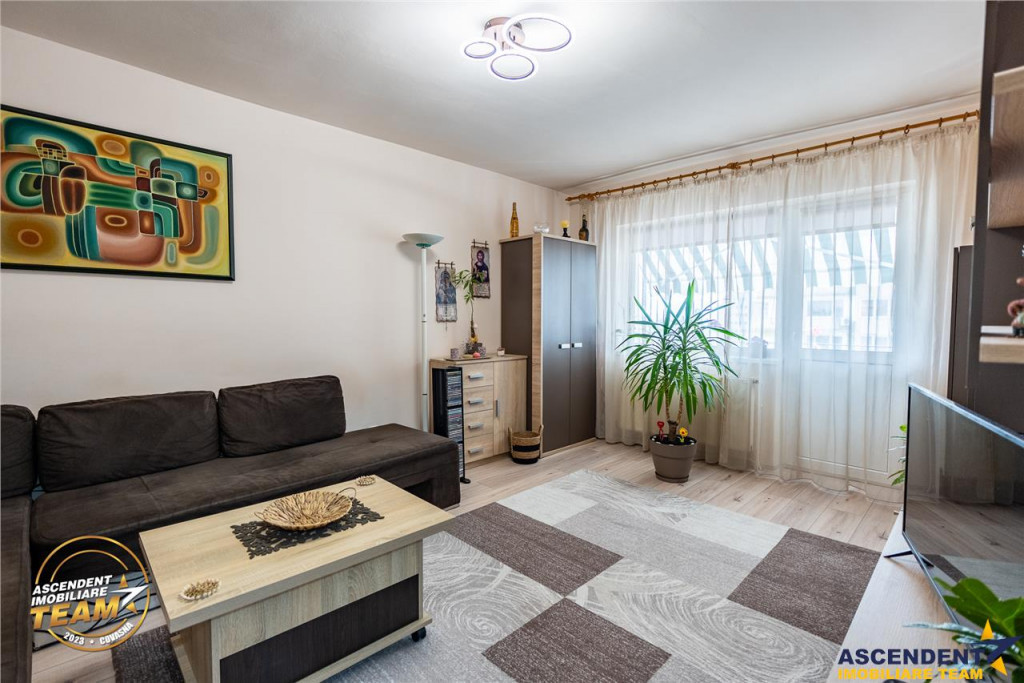 Apartament generos: 97,5 mp, 5 camere, 2 băi mari