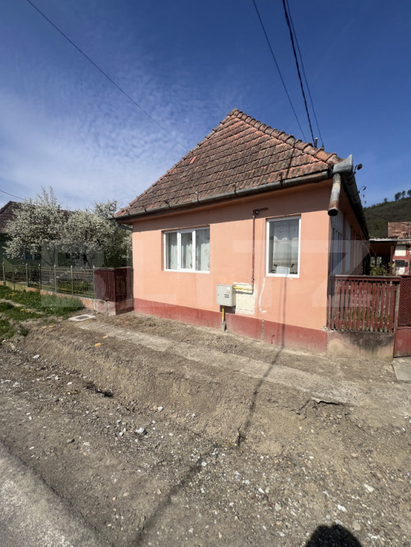 Casă tradițională cu gospodărie și teren de 1263 mp –