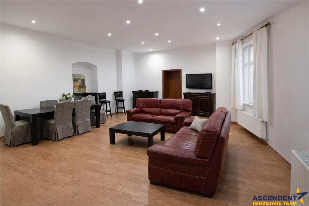 Rezidenta 4 camere,in farmec istoric, vedere Tampa,cu beci s