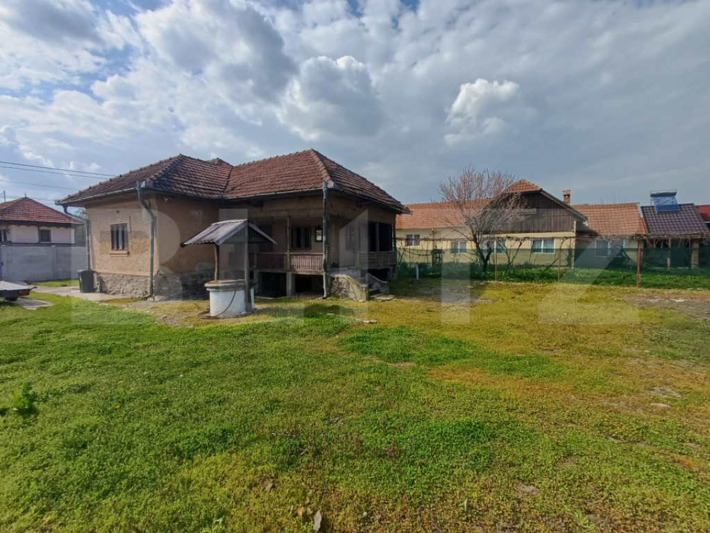 Casa batraneasca, renovabila zona Arcani 1000 mp, front 18