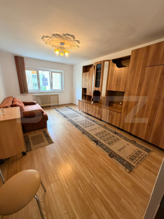 Apartament 2 camere, decomandate, etajul 1, cartier Intre La