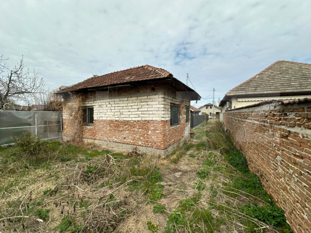 Teren 1160 mp + casa batraneasca, zona Cosoveni
