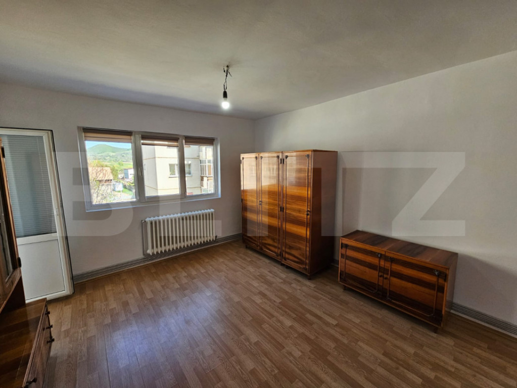 Garsonieră decomandată 31 mp, etaj 2, Cugir – spațioas?