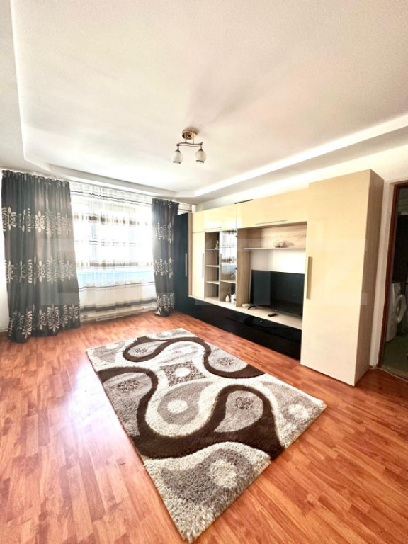 Apartament 3 camere , etaj 1, zona Teilor