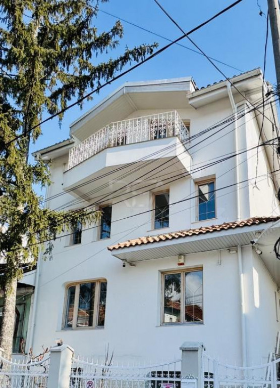 Vila reprezentativa vis a vis de Piata Floreasca, garaj, cur