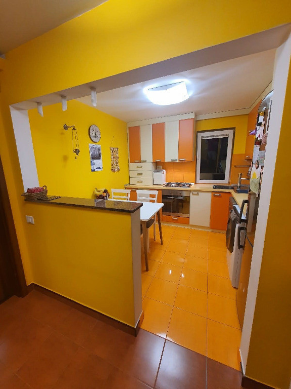 Apartament 3 camere, decomandat - zona Astra