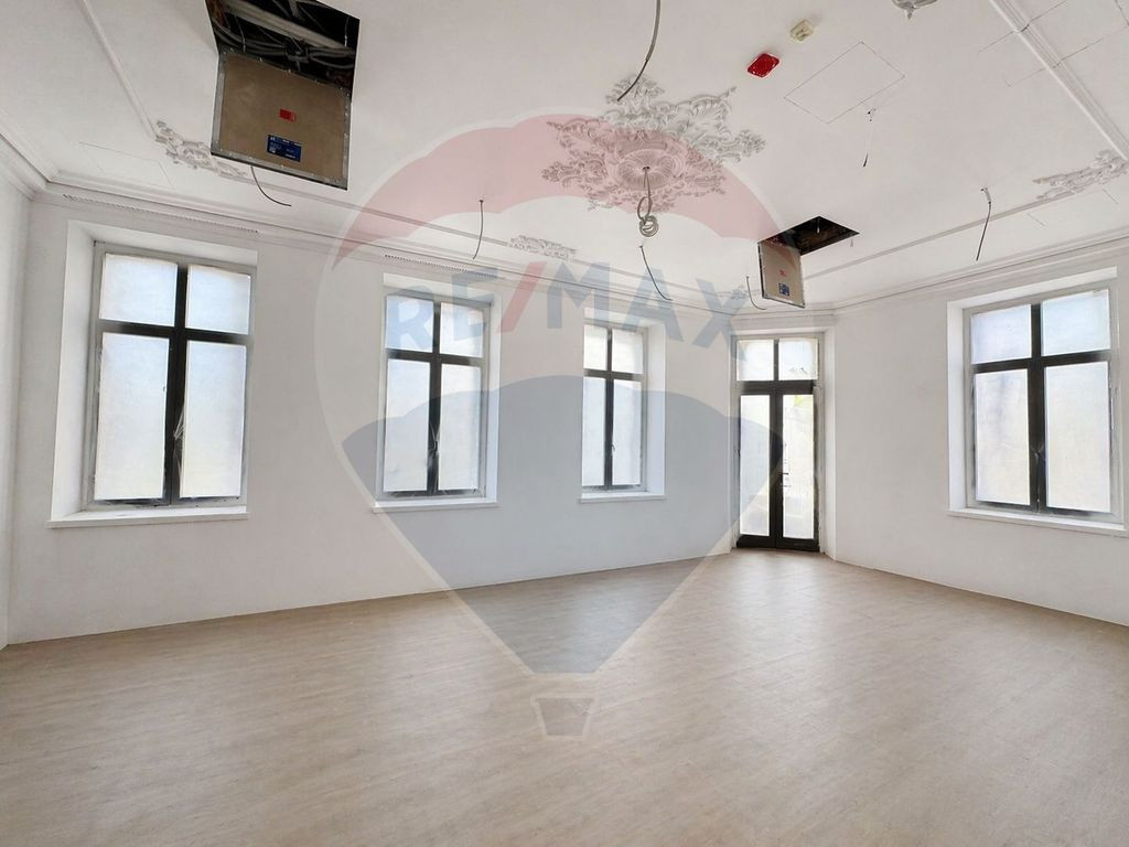 Spatiu de birouri 5 camere, Piata Victoriei, semi-decomandat, 152 mpu