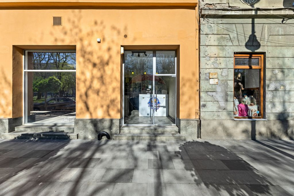 Spațiu comercial versatil de închiriat în zona Ultrace...