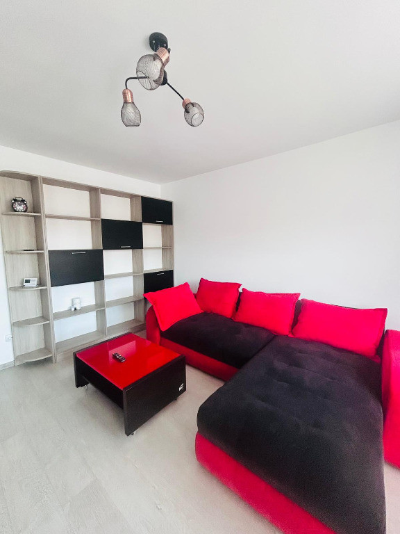 Apartament de 2 camere semidecomandat, zona Teilor