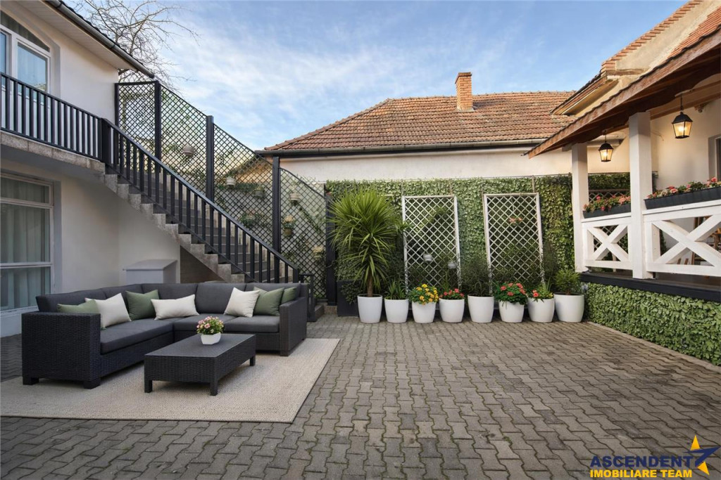 Casa la Platoul Cornesti cu 12 camere cu Piscina Interioara