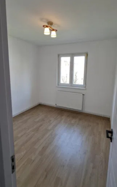 Apartament 2 camere, semidecomandat - zona Centrul Civic