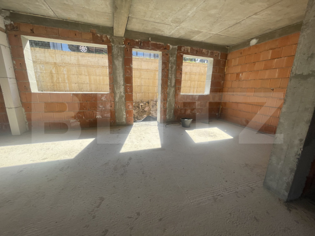 Apartament cu 3 camere, dispus pe două niveluri, cu gradina