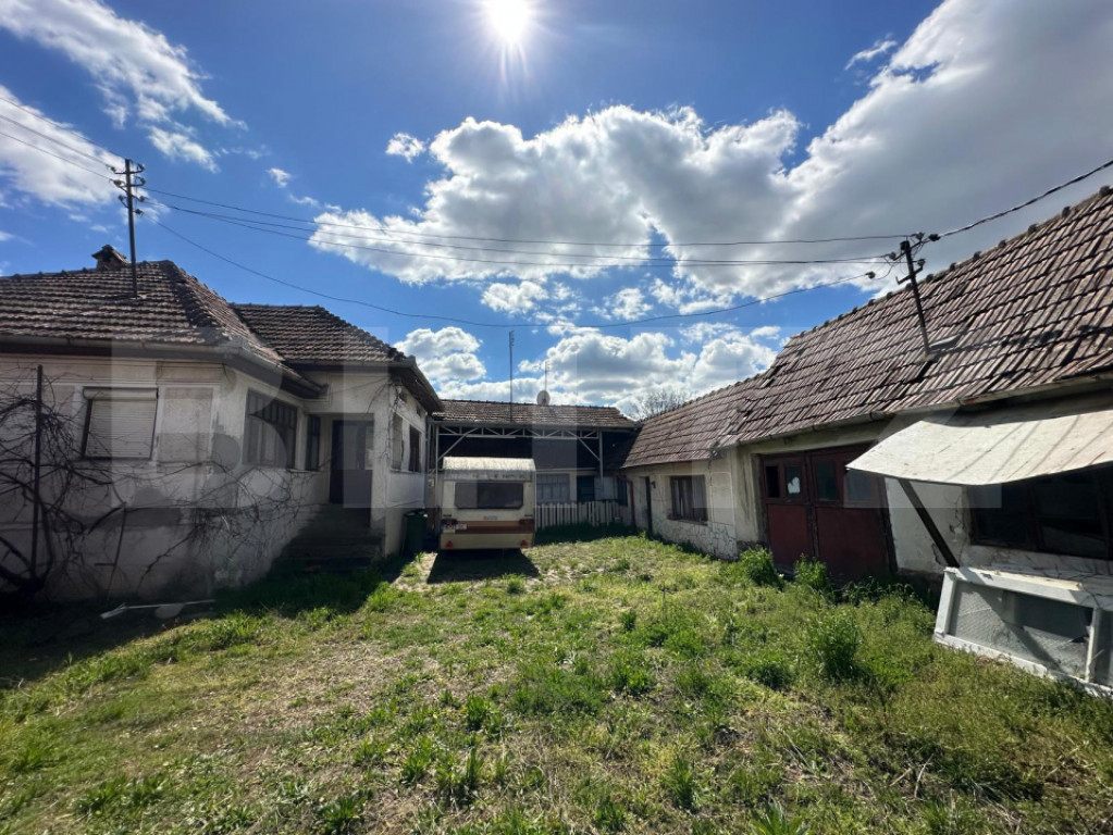 Casa de vanzare pe un teren 2500 mp, strada inchisa, utilita