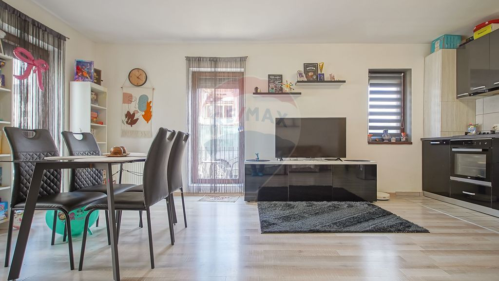 Apartament cu 3 camere de vânzare în zona Tractorul