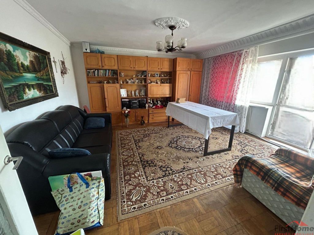 Apartament cu 4 camere de , zona liceul Pedagogic
