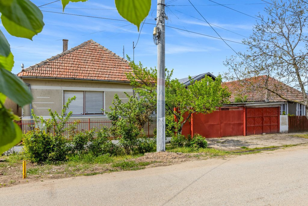 Casă cu 4 camere și teren 1007 mp în localitatea Horia...