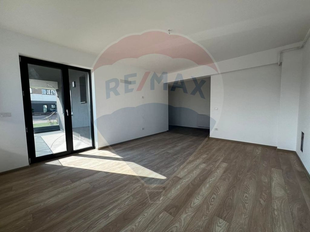 Apartament cu 2 camere de închiriat in bloc nou Valcom R...