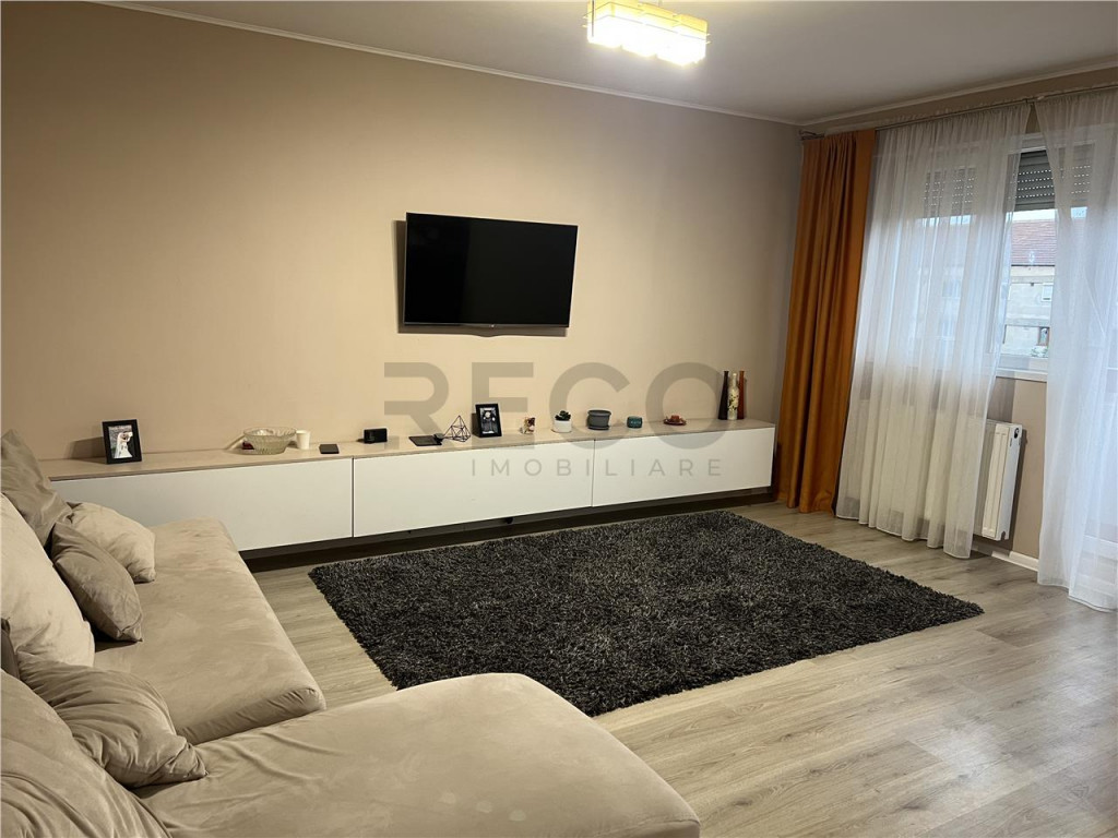 Apartament cu 3 camere, decomandat, etaj 3/4, dublă orienta
