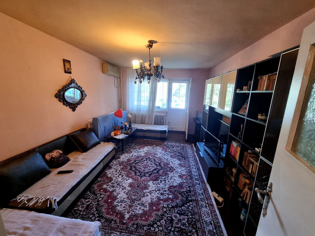 Piata ciresica-apartament 4 camere decomandat