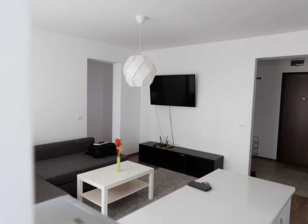 Apartament 2 camere, decomandat - zona Tractorul