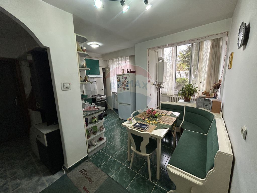 Apartament cu 3 camere de închiriat în zona Central