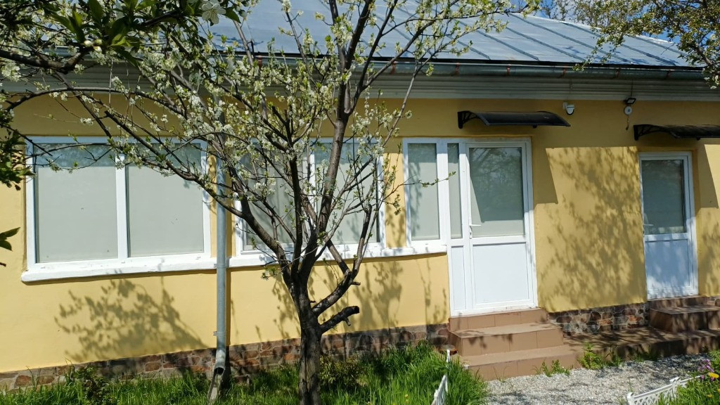 Proprietar,casa renovata ,teren 2000 mp deschidere 113 m,Farcasele Olt