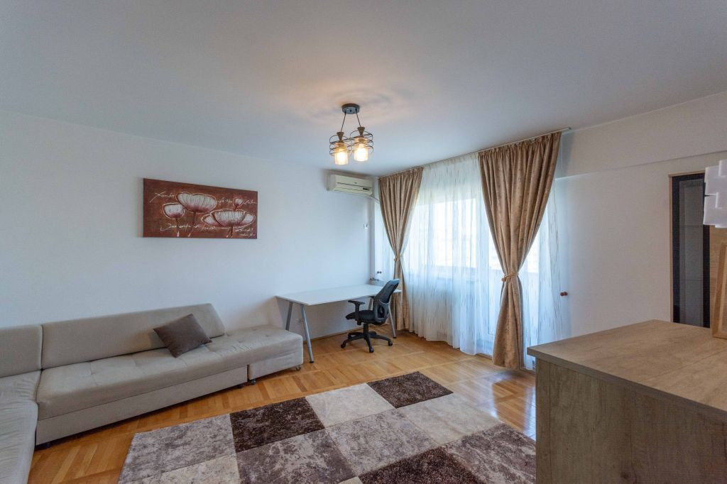 Titan - Costin Georgian, 1 minut metrou, garsoniera dubla...