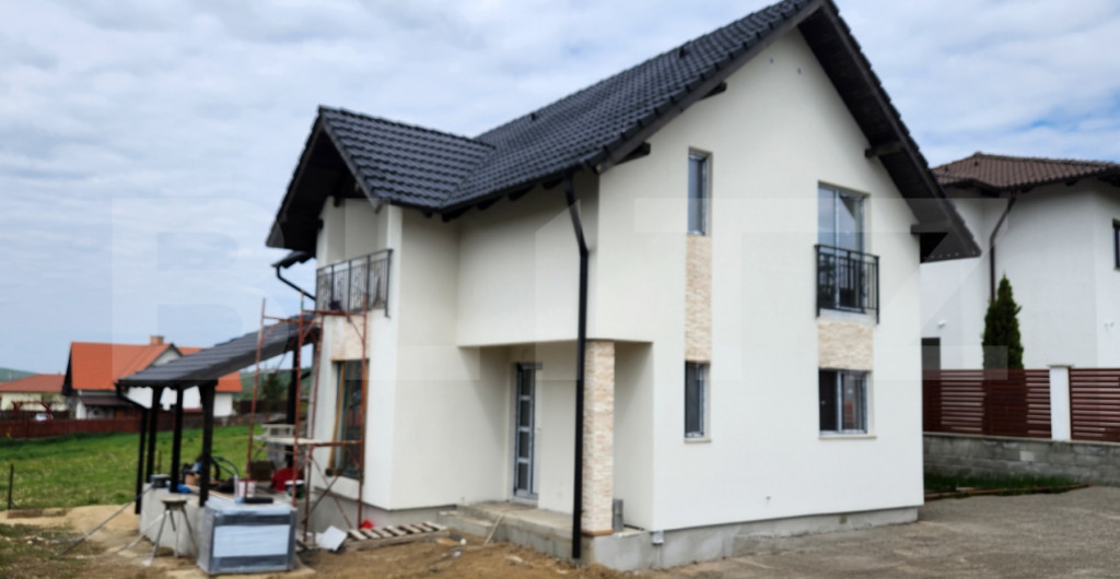 Casă individuală modernă de vânzare în Corunca