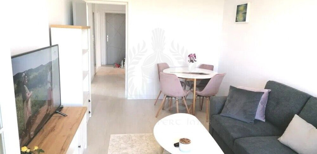 //2 CAMERE WHITE TOWER//