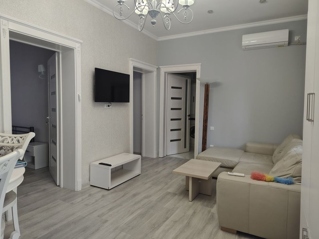 Apartament 3 camere la casa ,ultracentral, 550 E neg. Com...