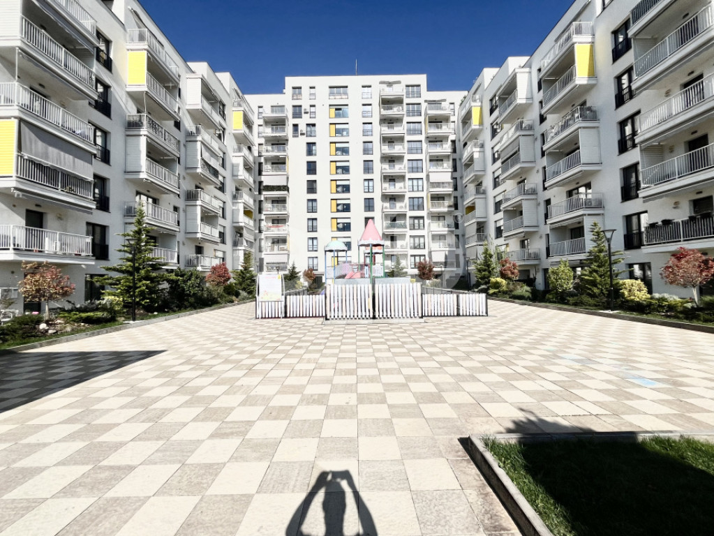 De vanzare apartament 2 camere parcare subterana piscina ext