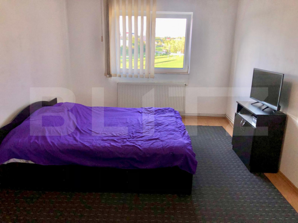 Apartament de 3 camere, 2 bai si balcon inchis, etaj interme