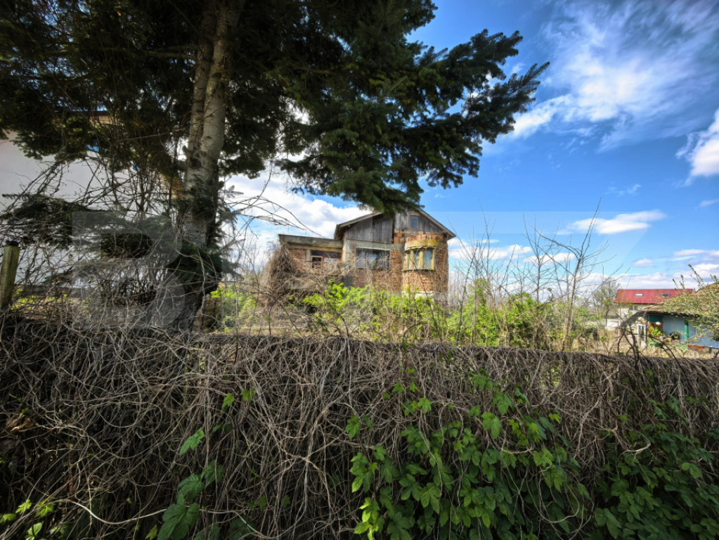 Teren – 1400 mp, situat la strada principală asfaltată i