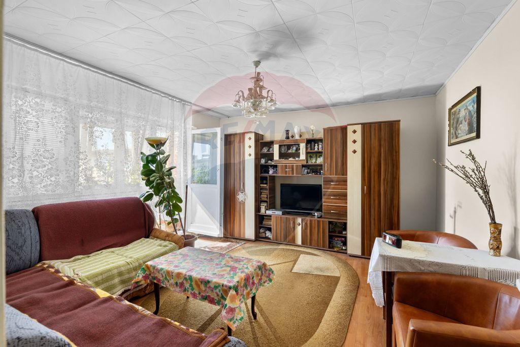 Apartament cu 3 camere de vânzare - zona Aurel Vlaicu