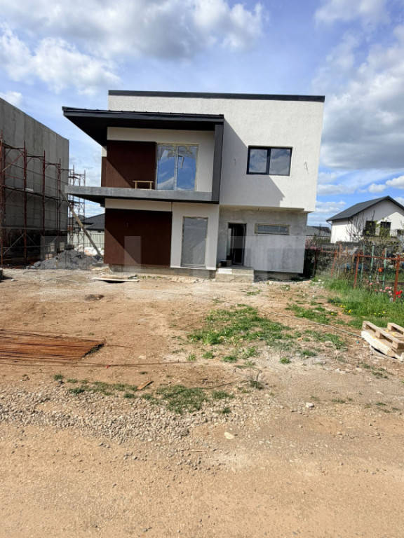 Casă de vânzare Tărlungeni – 5 camere, teren, garaj, in