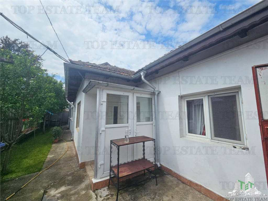 Casa la curte cu garaj dublu langa Padurea Rosu