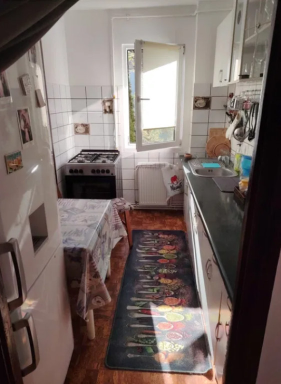 Apartament 3 camere, decomandat - zona Astra