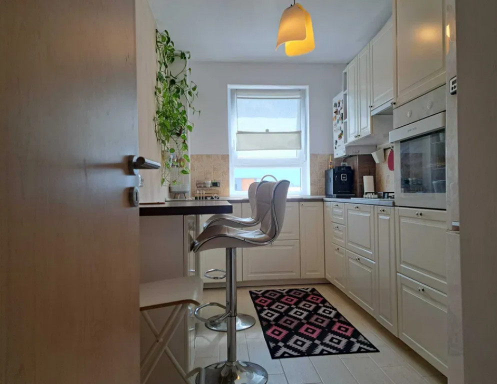 Apartament 3 camere, decomandat - zona Tractorul