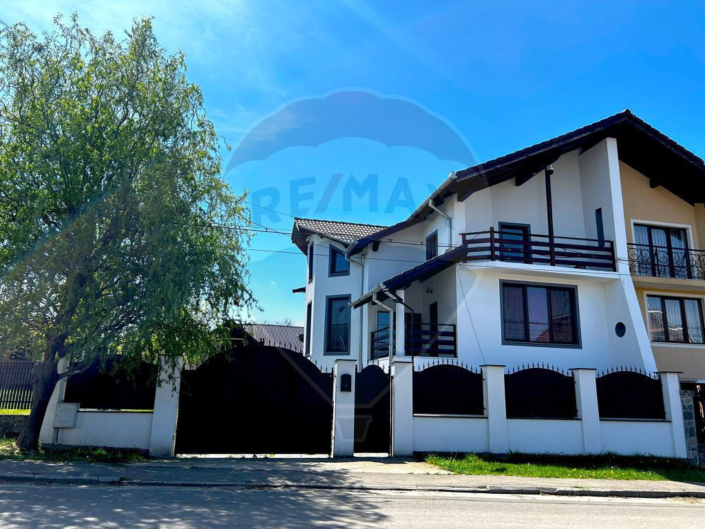 Casa spațioasă cu teren si foișor - Negrești Oaș