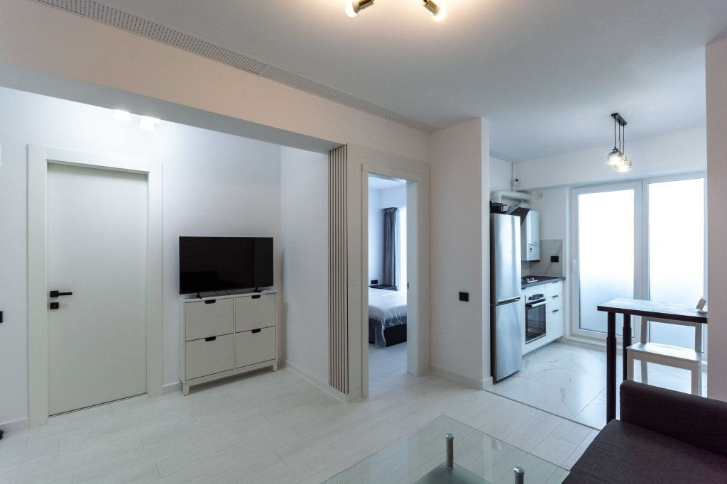 Titan - Costin Georgian, 1 minut metrou, garsoniera dubla...