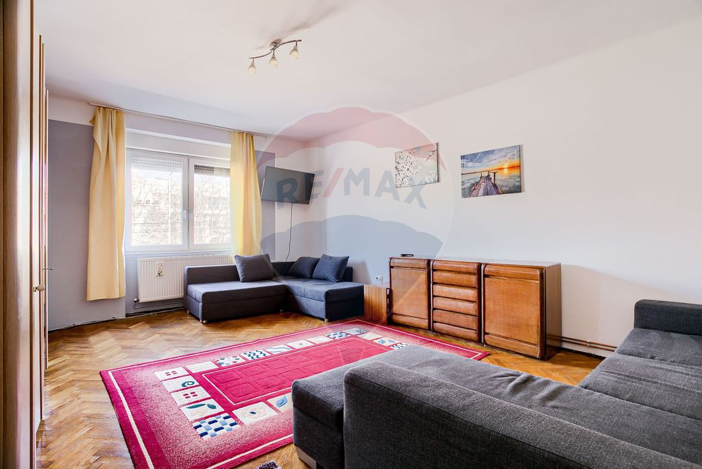 Apartament o camerǎ de închiriat vis a vis de Consiliul...