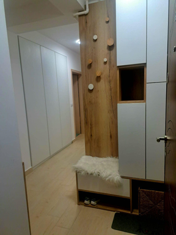 Apartament de 3 camere zona TRACTORUL,