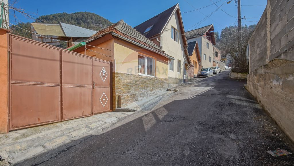 Casă / Vilă cu 3 camere de vânzare în zona Schei