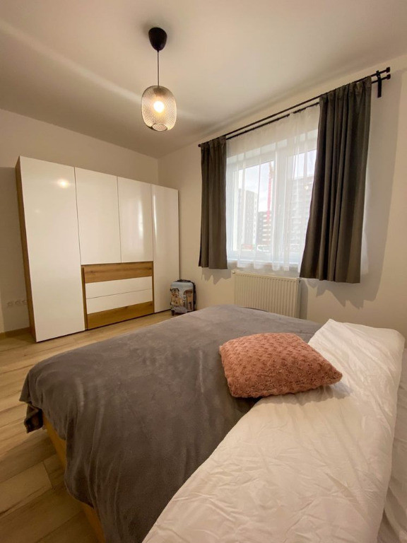 Apartament 3 camere zona TRACTORUL,