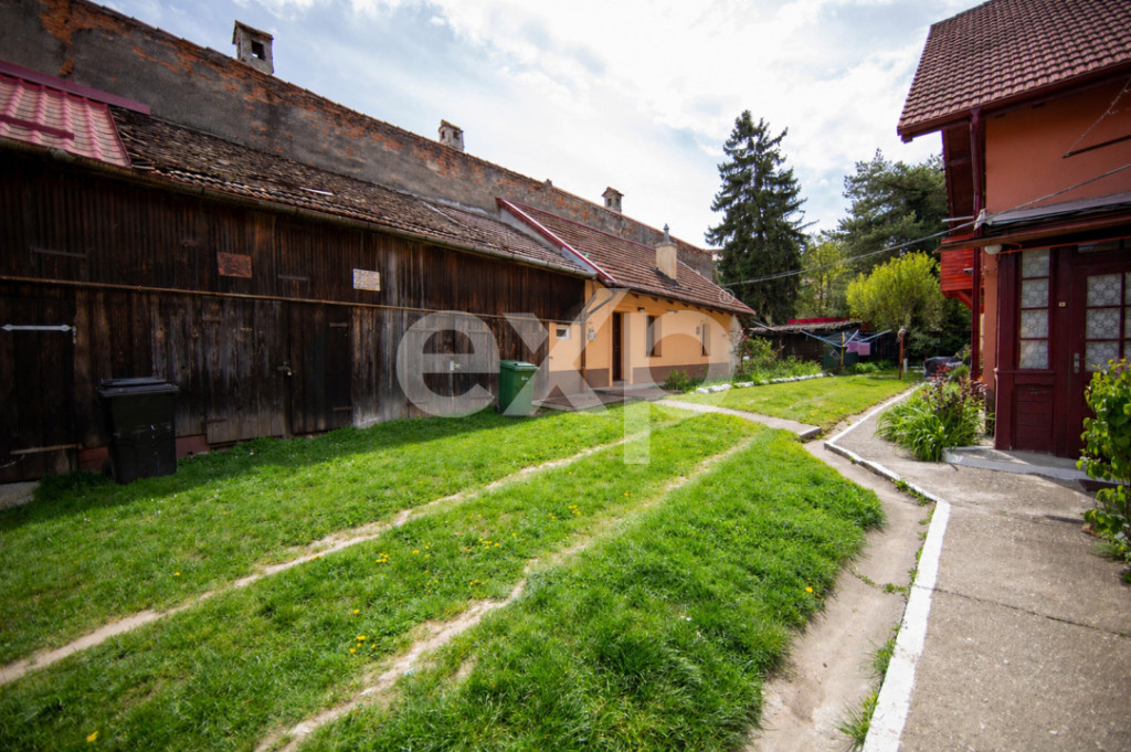 Vilă pe str Alexandru Ioan Cuza, 10 camere, S + P + E, t...