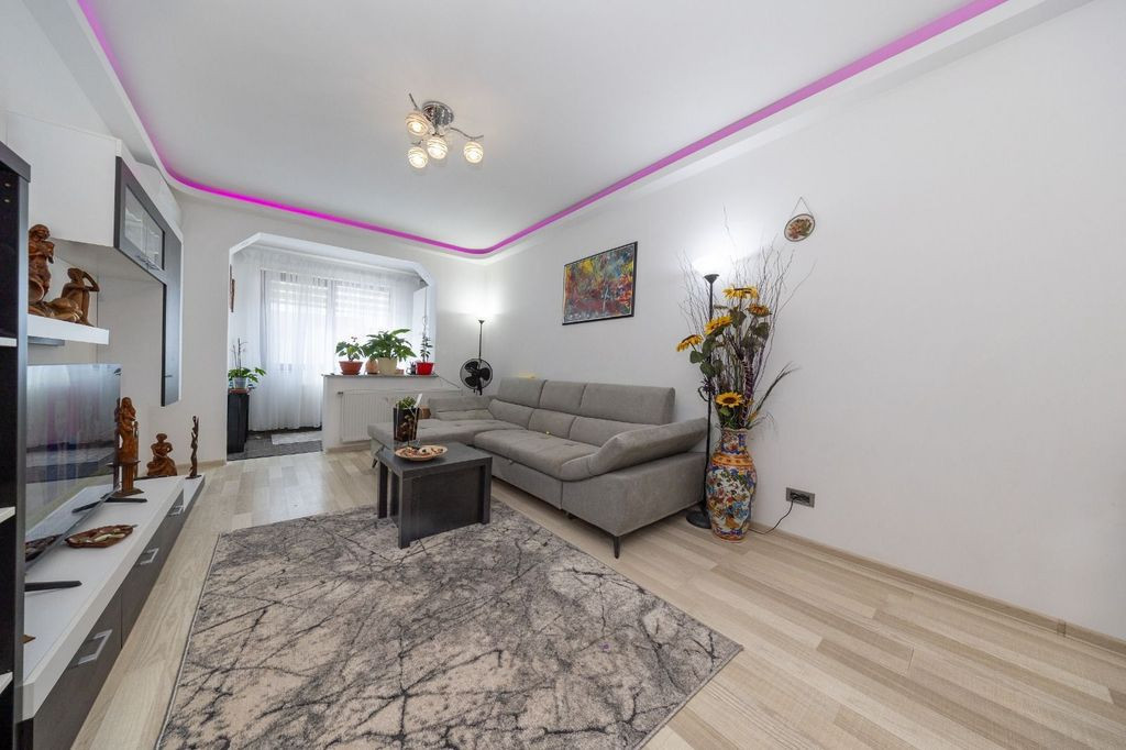 Apartament 3 camere, 82 mp+parcare si boxa-Isaran,Coresi