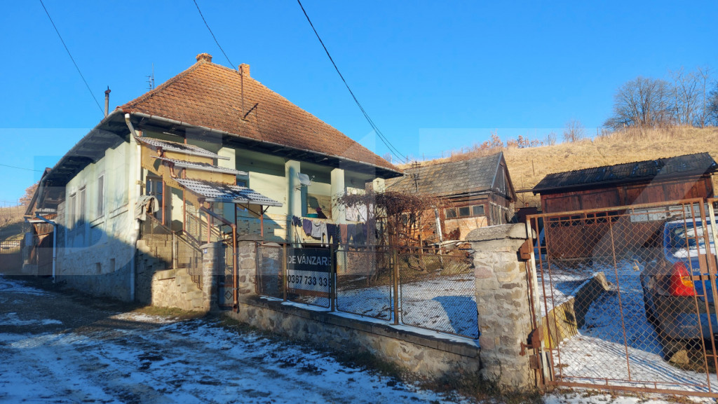 Casă tradițională cu curte generoasă, în centrul locali